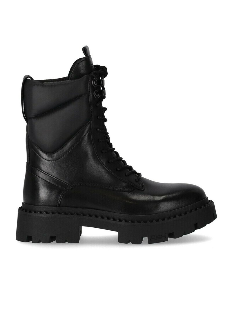 Sorte læder ankelstøvler med en kraftig sål, der har snørebånd foran, polstret krave og trækstrop, som har en glat og struktureret finish.