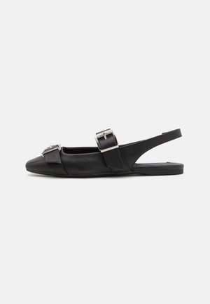 Fekete bőr slingback cipő lapos talppal, négyzetes orral és két csatos pánttal a felső részen. Simasága minimális részletezéssel rendelkezik.