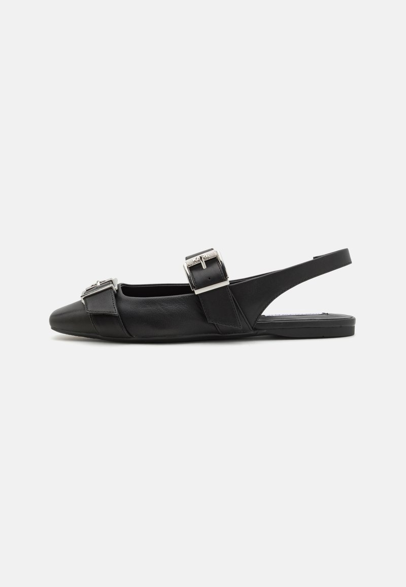 Zapato de piel negra tipo slingback con suela plana, punta cuadrada y dos correas con hebillas en la parte superior. Textura suave con un detalle mínimo.