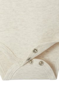 Beige Baumwoll-Babybodysuit mit Druckknöpfen am Boden, der eine weiche und glatte Textur sowie ein schlichtes, ungeschmücktes Design aufweist.