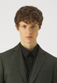 Isaac Dewhirst THE FASHION NOTCH SUIT SET - Κοστούμι - forest