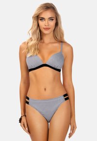 Czarny i biały bikini w kratkę z trójkątnym stanikiem, kontrastującymi czarnymi ramiączkami oraz bocznymi akcentami na dole. Gładka tekstura materiału.