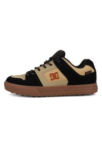 Melni un bēši sporta apavi ar teksturētu zamšādu un sintētisku augšdaļu. Aprīkoti ar gumijas zoli un DC logo oranžā krāsā sānos.