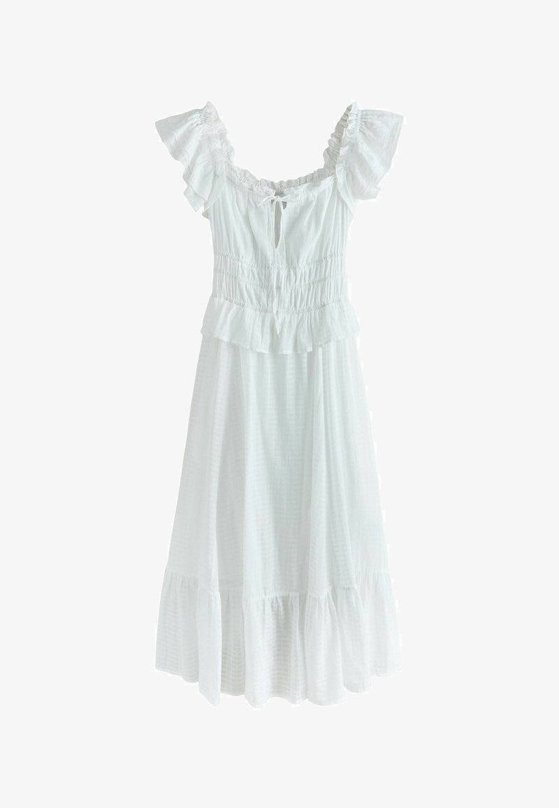 Robe blanche longueur genou avec manches épaules dénudées à volants, corsage froncé, nouée à l'avant, et jupe à volants superposés.