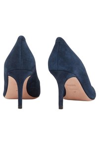 Marinblå mocka klackar med spetsig tå och smal stiletto-klack. Slät textur med minimalistisk design och subtil branding på sulan.