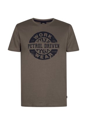 Camiseta de algodón verde oliva con cuello redondo y mangas cortas. Impresión central: "ROPA DE TRABAJO IMPULSADA POR PETRÓLEO 1989 REF. 502G."