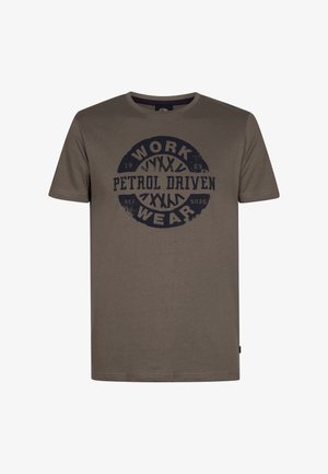 Oliivinvihreä puuvillapaita, jossa on pyöreä kaula-aukko ja lyhyet hihat. Keskellä printti: "TYÖVAATETUS POLTTOAINEELLA 1989 REF. 502G."