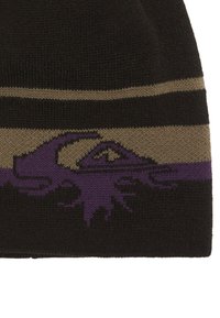 Gorro de punto en negro con rayas horizontales en beige y púrpura. Presenta un patrón de montaña y ola en púrpura. Textura suave.