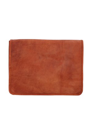 Portfolio in pelle marrone con una texture liscia, forma rettangolare e cuciture visibili lungo i bordi. Nessun hardware o motivo.