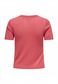 Camiseta de manga corta color coral rosa con cuello redondo, de textura suave y un corte relajado, con bordes limpios y sin marcas visibles.