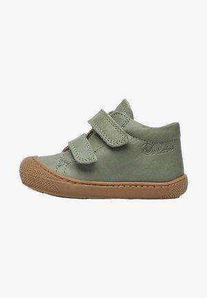 Scarpa per bambini in pelle verde con due cinturini in velcro e una suola in gomma marrone. Presenta una punta testurizzata e accenti cuciti.