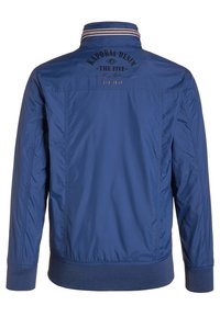 Modrá bunda z hladké, lesklé tkaniny s žeberným límcem a manžetami. Na zádech je potisk s logem a kontrastní proužkované detaily.