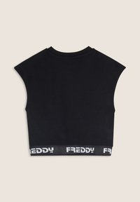 Top corto senza maniche di colore nero, realizzato in tessuto liscio, con scollatura tonda e una banda bianca a contrasto con il logo "FREDDY" sul fondo.