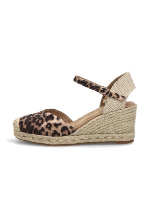 Sandalia espadrille de cuña con punta cerrada de estampado de leopardo, tira en el tobillo con hebilla y plataforma de yute tejido.