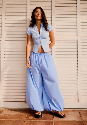 Bershka, TROUSERS 00928741 - Pantalon classique - blue