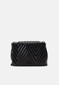 Borsa a tracolla nera imbottita con motivo a zigzag, realizzata in pelle lucida con una tracolla a catena e un accento con logo sulla parte anteriore.