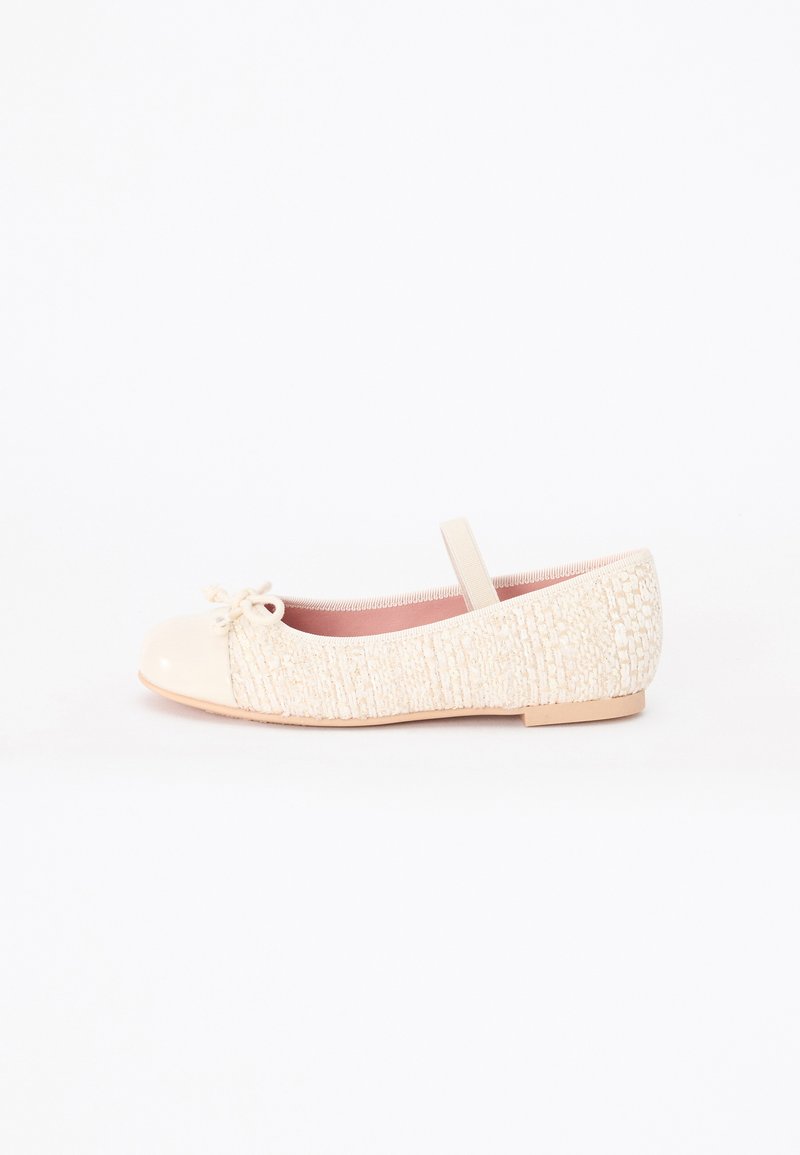 Bailarina beige con un cuerpo de tela texturizada, puntera brillante, pequeño detalle de lazo y un interior suave en rosa. Presenta un tacón corto y plano.