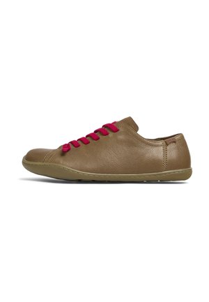 Braune Leder-Sneaker mit niedrigem Profil, ausgestattet mit leuchtend rosa Schnürsenkeln, einer flexiblen Gummisohle und dezenten Nähten.