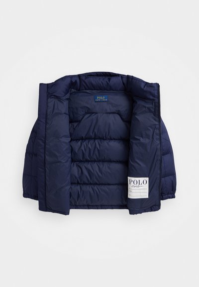 Marineblå pufferjakke med quiltet tekstur, to frontlommer, glidelås-lukking og et merke med "Polo Ralph Lauren"-branding.