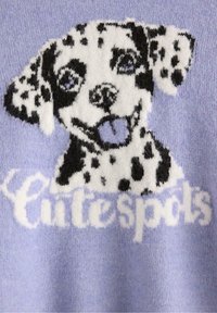 Lavender trui met een gebreide Dalmatiër hond in zwart-wit, met daaronder de tekst "Cute Spots" in een zachte, fuzzy textuur.