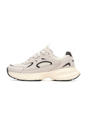 Zapatilla gris claro con material de malla y sintético, punta redondeada, acentos en negro contrastantes, suela gruesa de color crema y cierre de cordones.