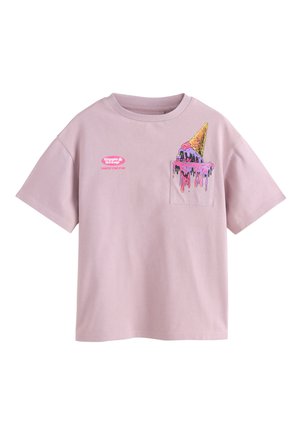 Hellviolettes T-Shirt mit kurzen Ärmeln und einer kleinen Tasche vorne, mit einer Grafik eines schmelzenden Eistütchens und pinkem "Giggle & Scoop"-Text.