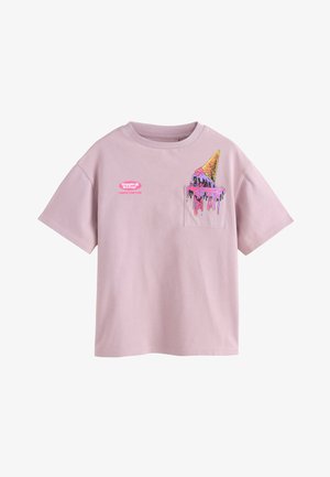 Lichtpaarse T-shirt met korte mouwen en een klein voorvak met een afbeelding van een smeltende ijsjehoorn en roze "Giggle & Scoop" tekst.