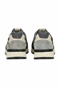 Zapatillas deportivas con parte superior de gamuza y malla gris con acentos beige, suela negra y una lengüeta en el talón para ponerlas y quitarlas fácilmente.