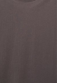 T-shirt gris foncé uni à col rond avec une texture de tissu lisse et homogène, présenté à plat sans plis ni motifs visibles.