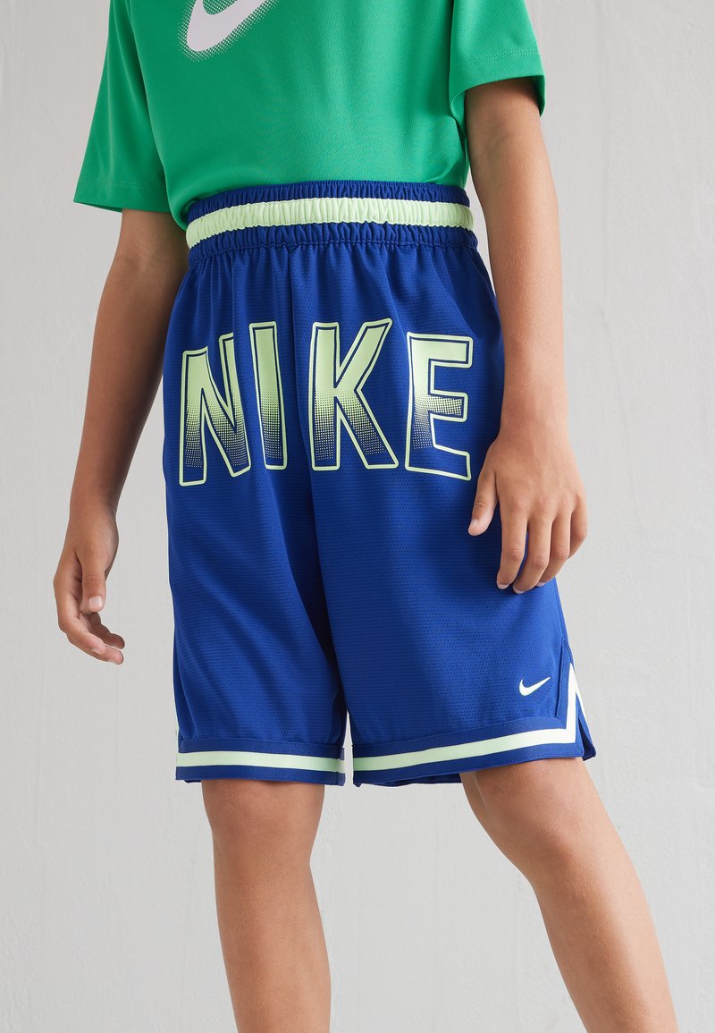 Shorts deportivos Nike azules con textura de malla, que presentan grandes letras verdes "NIKE", una cintura elástica y acentos en verde claro contrastantes.