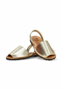 Sandalias de deslizamiento metálicas doradas con punta abierta, diseño de talón descubierto y suela de goma texturizada. Cuenta con un upper de cuero suave y acentos cosidos.