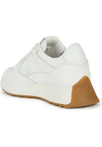Sneaker bianca con tomaia in pelle liscia e dettagli in rete, suola bianca spessa e suola in gomma beige con design a zeppa.
