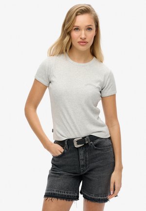 T-shirt gris à manches courtes avec un col rond et un branding discret. Associé à un short en denim noir avec des bords effilochés et une ceinture décorative.
