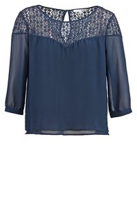 Top blu navy con un motivo di pizzo trasparente sullo scollo, maniche a tre quarti, apertura a forma di chiave sul retro e un tessuto morbido e fluido.