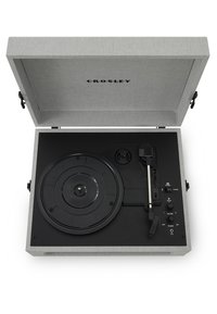 Crosley Plattenspieler mit grauem Stoffbezug, schwarzem Plattenteller und Bedienelementen mit Lautstärke- und Tonhöheneinstellungen. Schlankes, modernes Design.