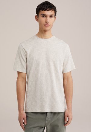 Camiseta de punto de manga corta en gris claro con un patrón de cuadros texturizado, cuello redondo y corte relajado, combinada con pantalones en verde oliva.