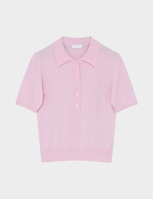 Πλεκτή ροζ πόλο με κοντά μανίκια, ριμπ γιακά, λοξή πατιλέτα με πέντε κουμπιά και ριμπ τελείωμα.