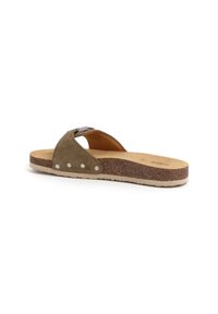 Sandal in suede marrone con soletta in sughero, caratterizzata da borchie in tonalità argento e un accentuato dettaglio in metallo sulla strap. Design con suola piatta.