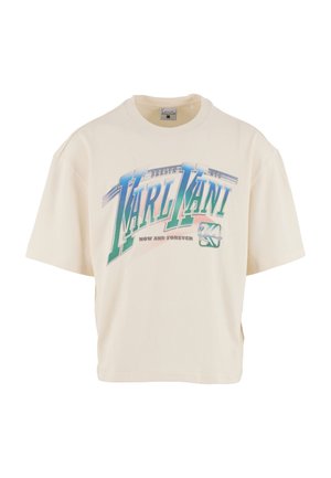 Tricou scurt de culoare crem, cu text mare albastru-verzui „Karl Kani”, „Brooklyn NYC” deasupra și „Now and Forever” dedesubt, pe față.