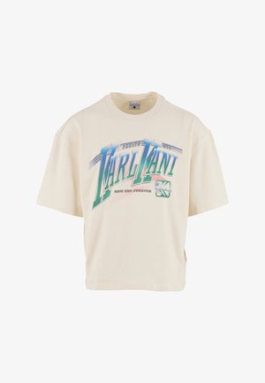 Tricou scurt de culoare crem, cu text mare albastru-verzui „Karl Kani”, „Brooklyn NYC” deasupra și „Now and Forever” dedesubt, pe față.