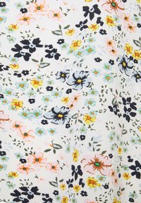 Tessuto floreale con sfondo bianco. Presenta fiori neri, blu, arancioni e gialli. Il motivo include piccole foglie verdi e fiori sparsi.
