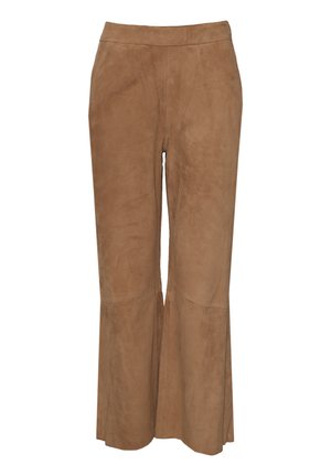 Braune Wildleder-Hosen mit weitem Bein und glatter Textur, ausgestattet mit einer taillierten Taille und einem ausgestellten Saum, der am Knöchel geschlitzt ist.