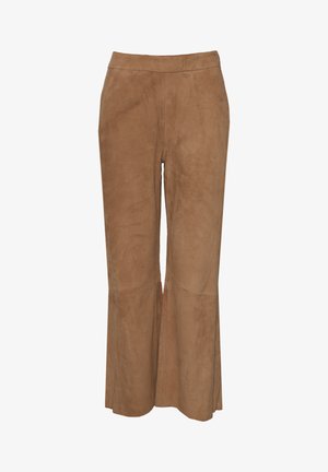 Braune Wildleder-Hosen mit weitem Bein und glatter Textur, ausgestattet mit einer taillierten Taille und einem ausgestellten Saum, der am Knöchel geschlitzt ist.