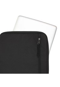 Schwarze Laptoptasche mit Reißverschluss, aus strukturiertem Stoff. Ein silberner Laptop ist teilweise in der Tasche sichtbar.