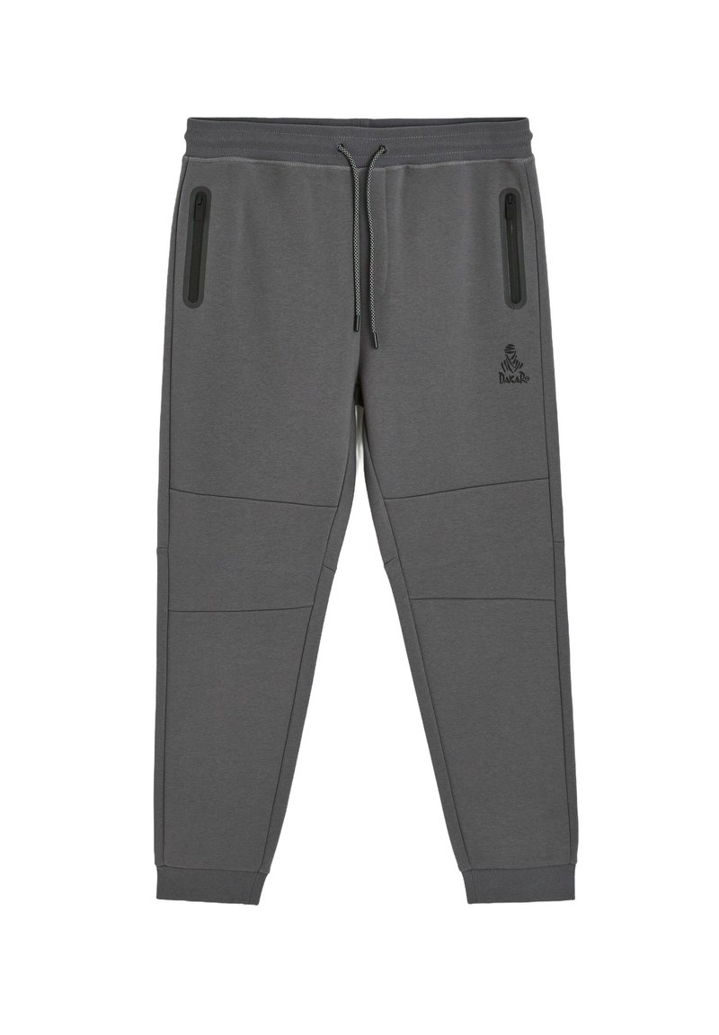 Szare spodnie sportowe o tapered fit, z dwiema kieszeniami na zamek i ściągaczami przy kostkach. Posiadają przeszywane panele oraz logo na biodrze.