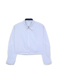 Camicia bianca cropped con bottoni, colletto classico, maniche lunghe e leggere aperture laterali; realizzata in un tessuto liscio con una finitura pulita.