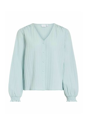 Jasnoniebieska bluzka z długim rękawem, dekoltem w serek, zapięciem na guziki i plisowaną fakturą. Elastyczne mankiety oraz proste elementy wzornicze zwiększają wszechstronność.