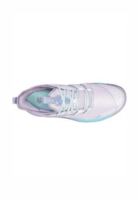 Scarpa atletica leggera in bianco e lavanda con tomaia in rete, dettagli testurizzati e suola flessibile. Presenta lacci piatti e dettagli con logo.