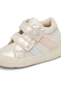 Sneaker metallizzato beige per bambini con strisce laterali rosa e argento, due fasce in Velcro e suola in gomma beige.