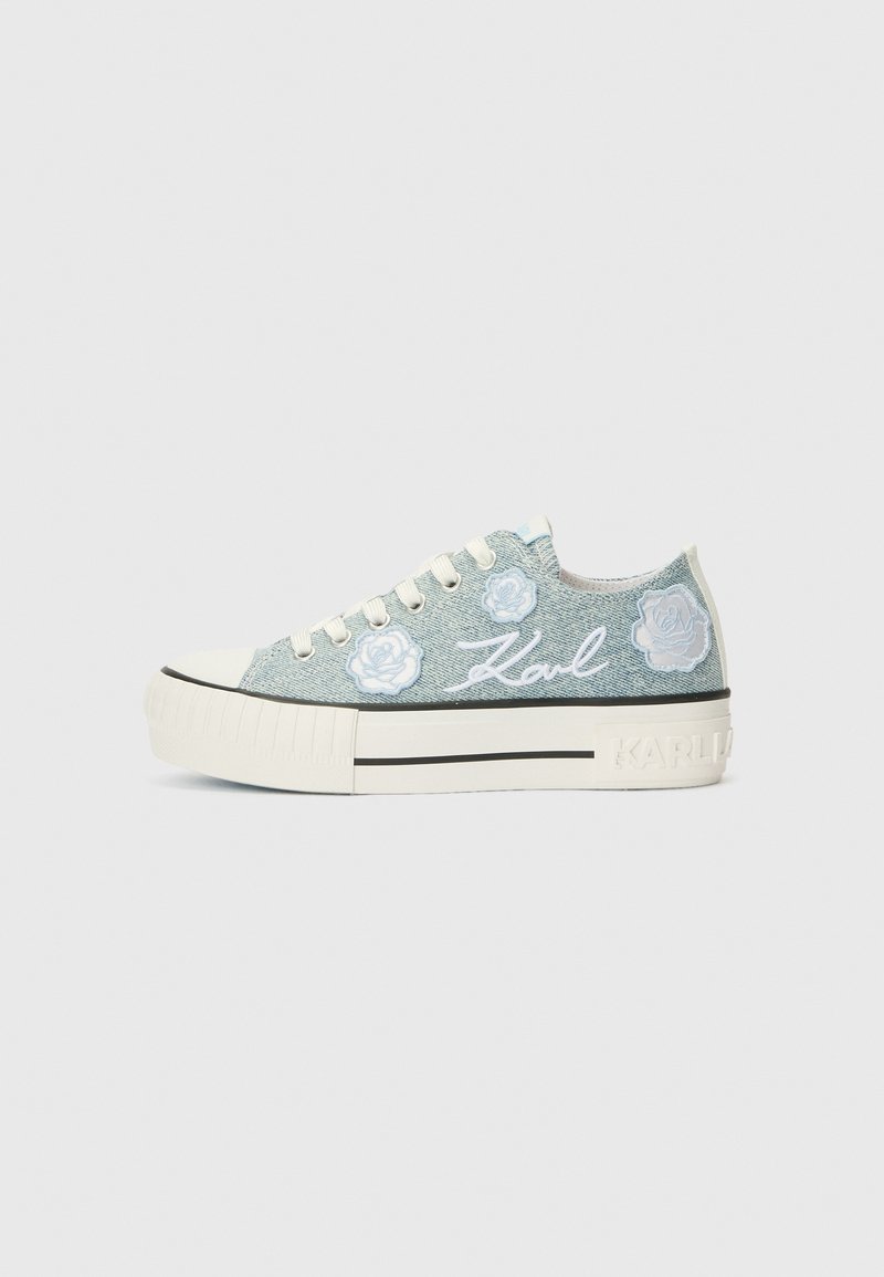 Svetlomodré denim platform tenisky s vyšitými ružami, bielymi šnúrkami a textúrovanou gumovou podrážkou s jemným čiernym pruhom.
